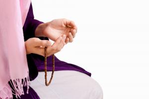 چرا هنگام دعا دست‌ها را به آسمان بلند می‌کنیم؟